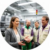 Amirat Sebbe, consultora de operaciones, conversando con un equipo de planta